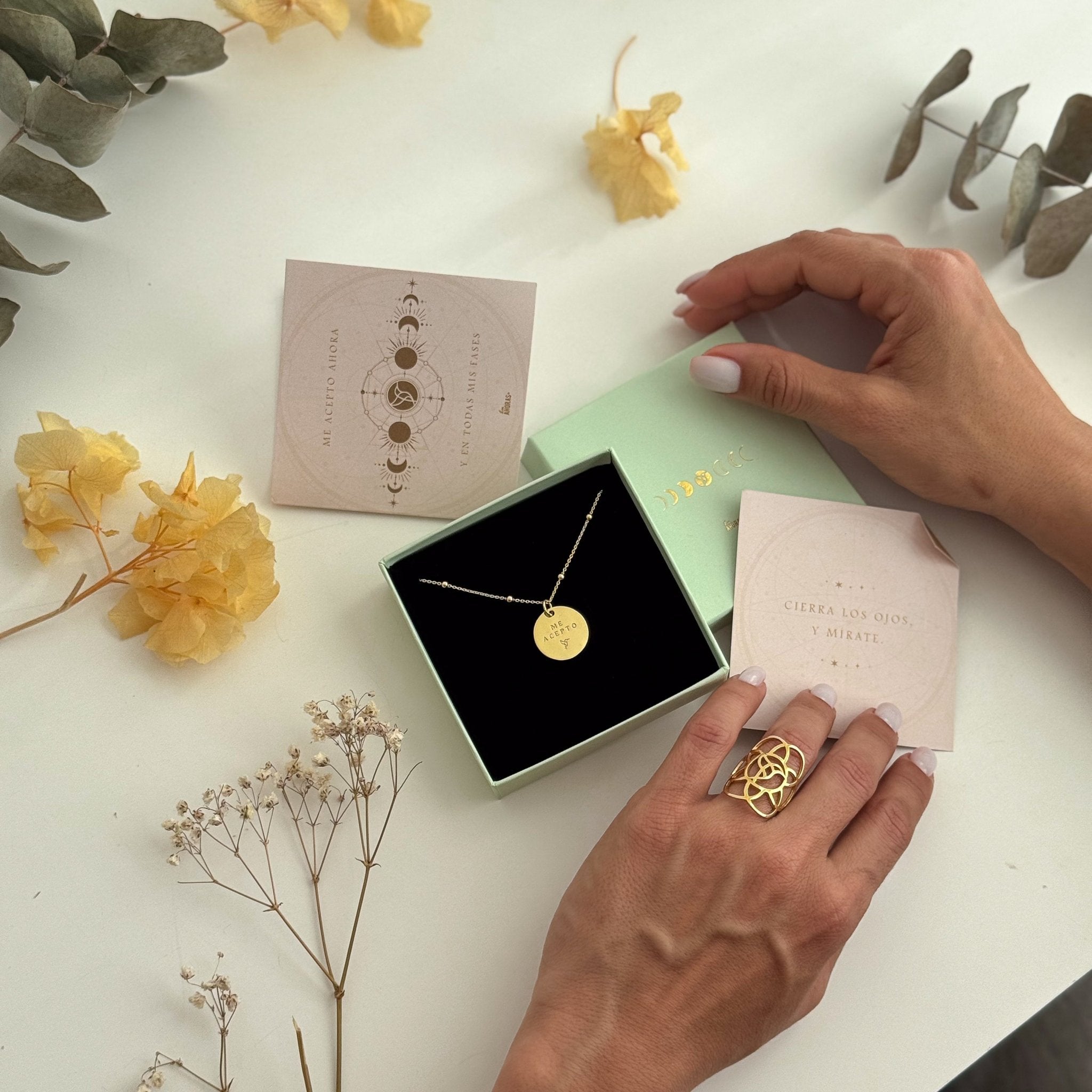 Colgante "Me acepto Ahora y en todas mis fases" - LOS AHORAS